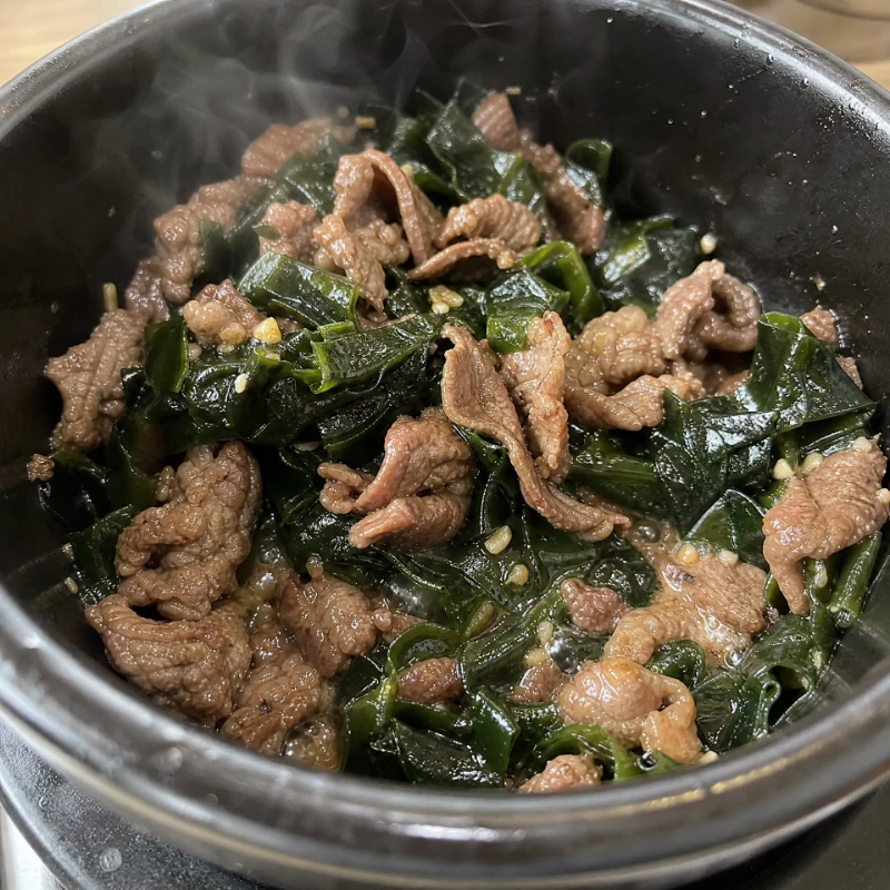 참기름에 고소하게 볶아지고 있는 소고기와 푸른 미역